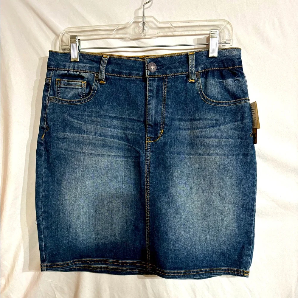 NWT Bit & Bridle womens size 8 Blue Denim Skirt with 5 pockets & zip closure.